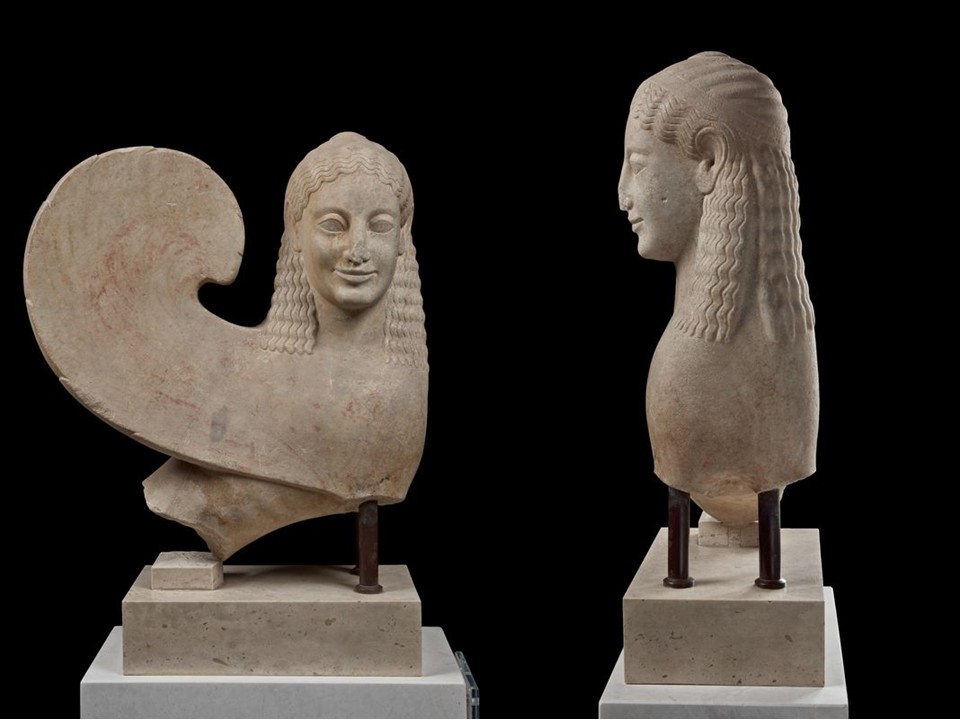 Archaic Greek marble Sphinx statue from 540–530 BC, with a woman’s head, lion’s body and folded wings, displayed at the Acropolis Museum in Athens.